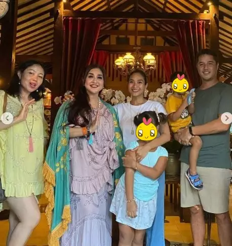 potret Happy Salma bersama Paramitha Rusady ©Instagram/@happysalma