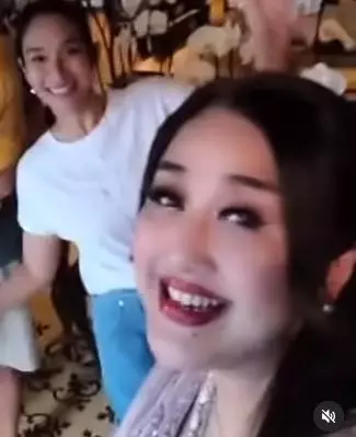 potret Happy Salma bersama Paramitha Rusady ©Instagram/@happysalma