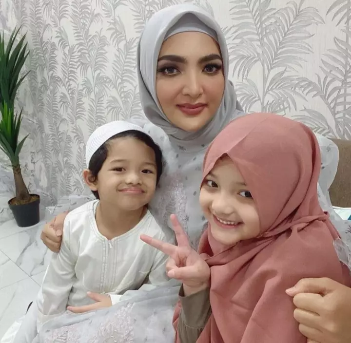 Gaya Ashanty saat kenakan hijab Instagram/@ashanty_ash