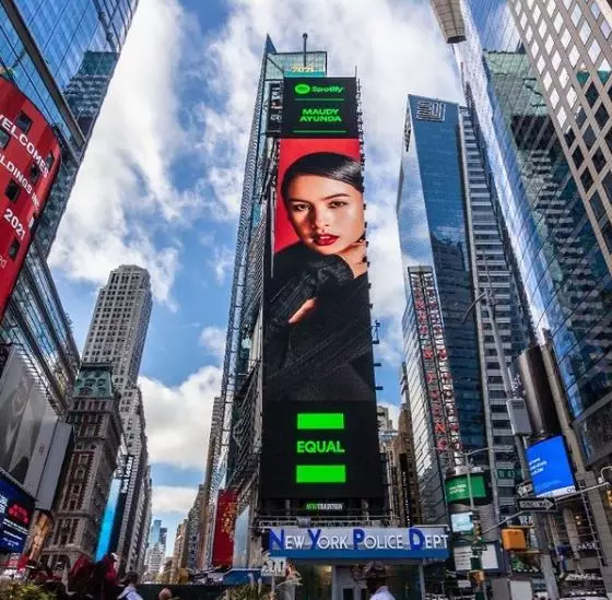 Maudy Ayunda terpampang di Times Square New York © Instagram/@maudyayunda Maudy Ayunda terpampang di Times Square New York © Instagram/@maudyayunda