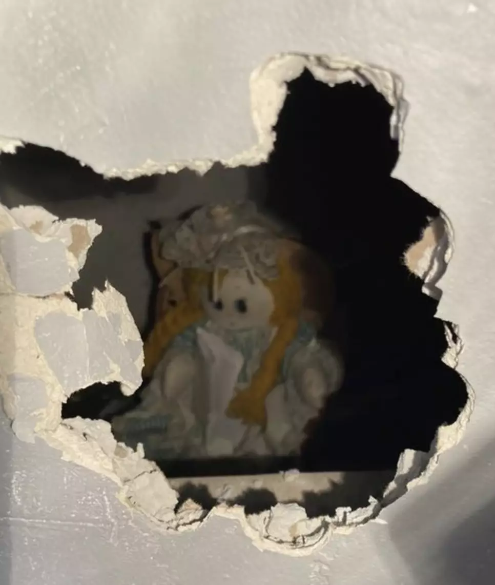 Surat misterius di dalam tembok © Istimewa Surat misterius di dalam tembok © Istimewa