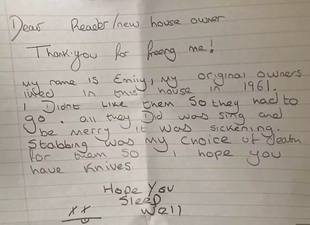 Surat misterius di dalam tembok © Istimewa Surat misterius di dalam tembok © Istimewa