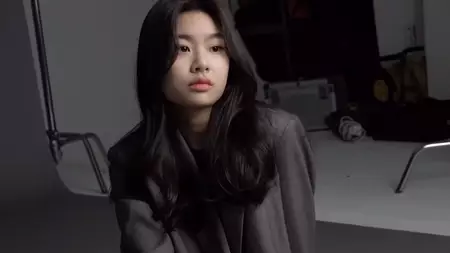 Potret terbaru Kim Su-an © 2021 brilio.net Potret terbaru Kim Su-an © 2021 brilio.net