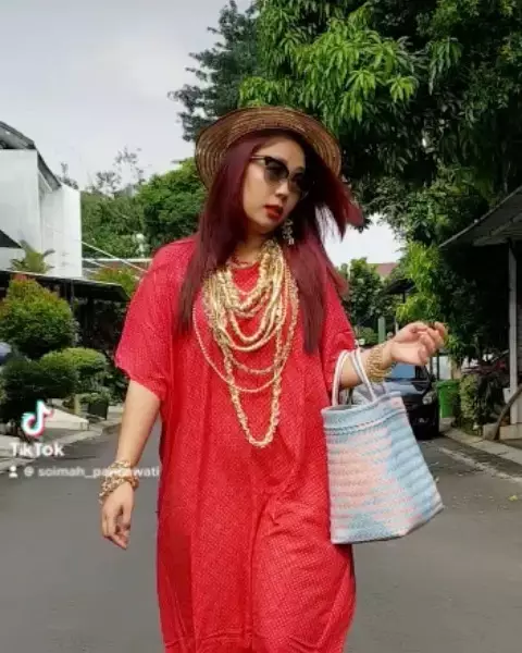 Penampilan Soimah saat jalan-jalan di komplek rumah Instagram Penampilan Soimah saat jalan-jalan di komplek rumah Instagram