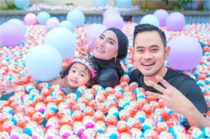 Gilang Juragan99 beri kado 1 truk Kinder Joy © Instagram/@juragan_99