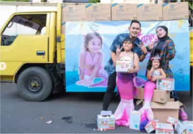 Gilang Juragan99 beri kado 1 truk Kinder Joy © Instagram/@juragan_99