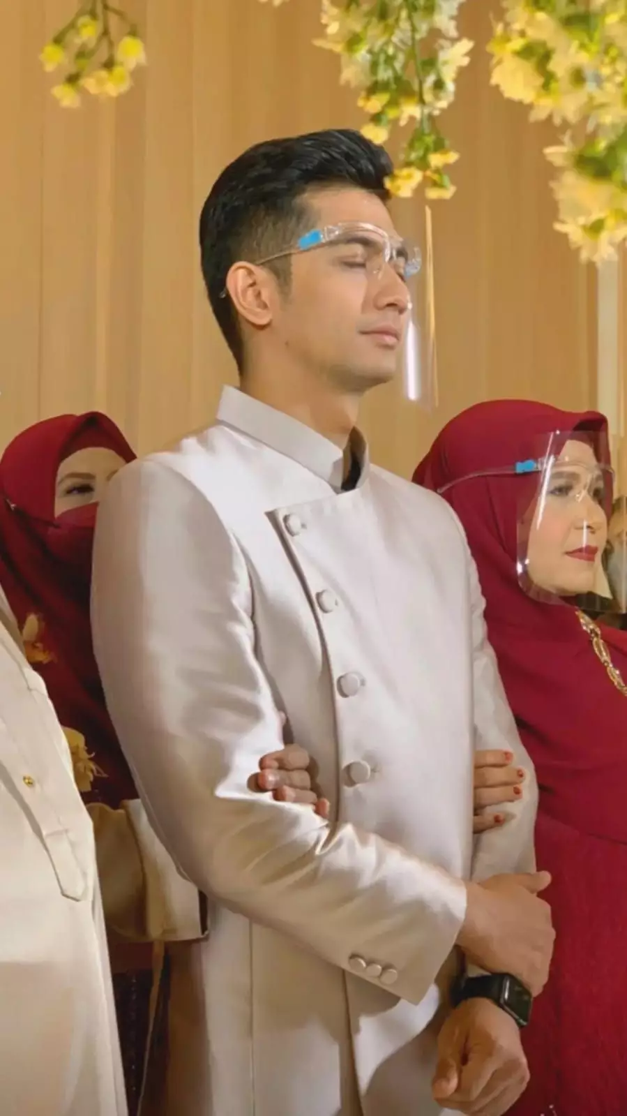 Momen lamaran Ria Ricis dan Teuku Ryan dari berbagai sumber Momen lamaran Ria Ricis dan Teuku Ryan dari berbagai sumber