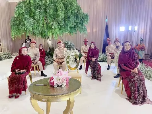 Momen lamaran Ria Ricis dan Teuku Ryan dari berbagai sumber Momen lamaran Ria Ricis dan Teuku Ryan dari berbagai sumber
