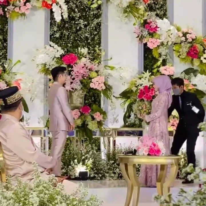 Momen lamaran Ria Ricis dan Teuku Ryan dari berbagai sumber Momen lamaran Ria Ricis dan Teuku Ryan dari berbagai sumber