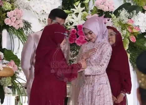 Momen lamaran Ria Ricis dan Teuku Ryan dari berbagai sumber Momen lamaran Ria Ricis dan Teuku Ryan dari berbagai sumber