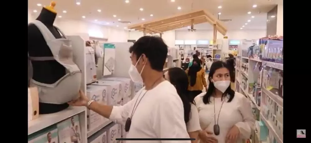 Felicya Angelista belanja perlengkapan bayi © 2021 brilio.net Felicya Angelista belanja perlengkapan bayi © 2021 brilio.net