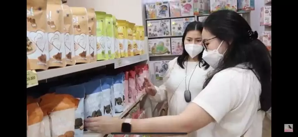 Felicya Angelista belanja perlengkapan bayi © 2021 brilio.net Felicya Angelista belanja perlengkapan bayi © 2021 brilio.net