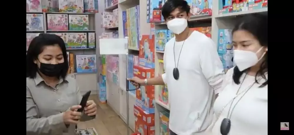 Felicya Angelista belanja perlengkapan bayi © 2021 brilio.net Felicya Angelista belanja perlengkapan bayi © 2021 brilio.net