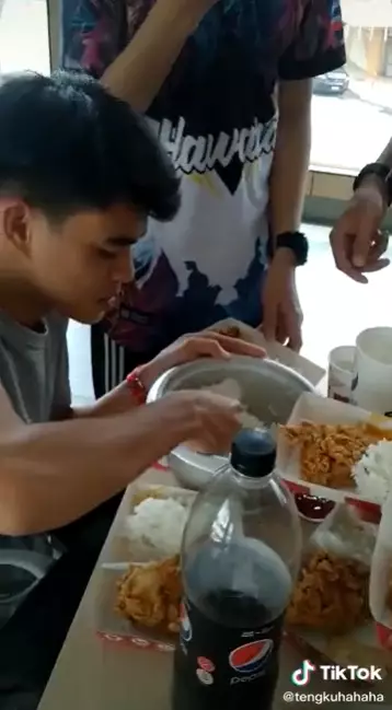 Viral remaja bawa nasi sepanci saat makan di KFC Instagram Viral remaja bawa nasi sepanci saat makan di KFC Instagram