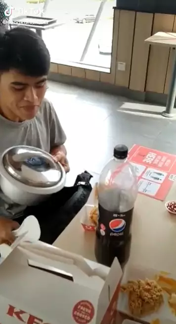 Viral remaja bawa nasi sepanci saat makan di KFC Instagram Viral remaja bawa nasi sepanci saat makan di KFC Instagram
