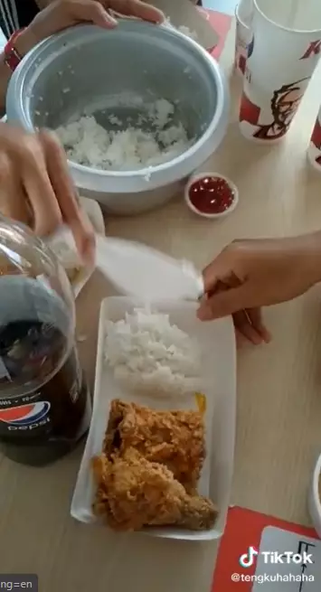 Viral remaja bawa nasi sepanci saat makan di KFC Instagram Viral remaja bawa nasi sepanci saat makan di KFC Instagram
