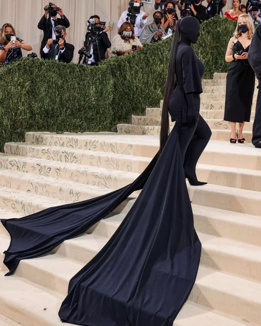 Rambut kuncir kuda Kim Kardashian di Met Gala 2021 Instagram