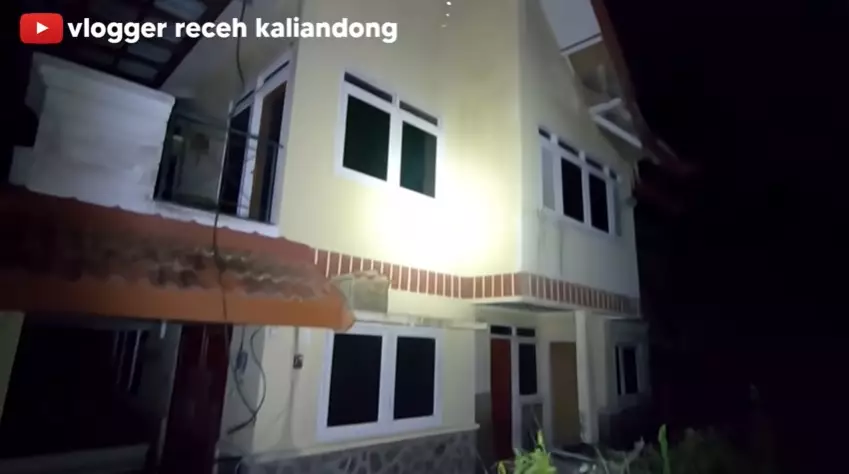 vila penuh barang artistik © 2021 YouTube vila penuh barang artistik © 2021 YouTube