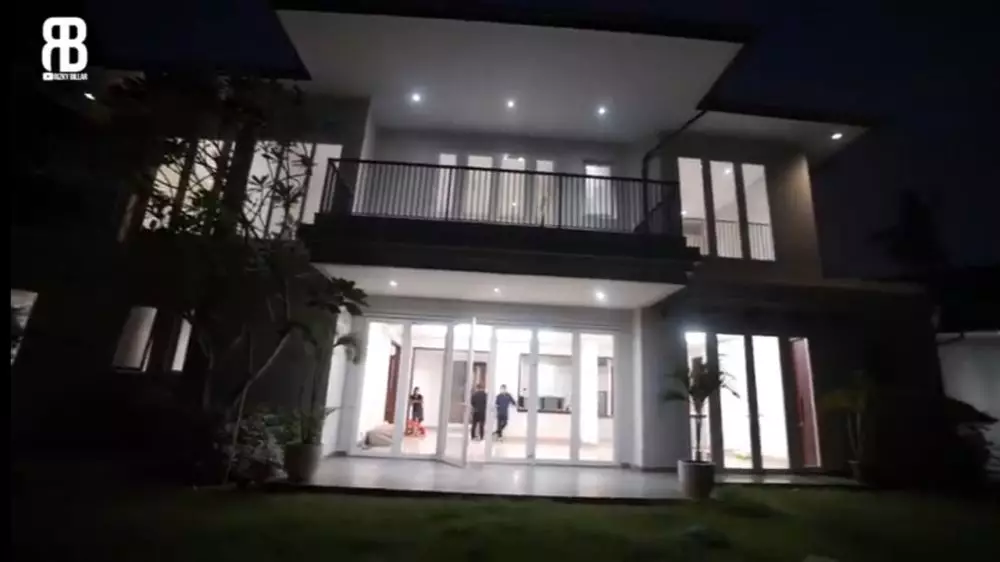 Momen Lesty kejora dan Rizky Billar cari rumah baru YouTube/Rizky Billar Momen Lesty kejora dan Rizky Billar cari rumah baru YouTube/Rizky Billar