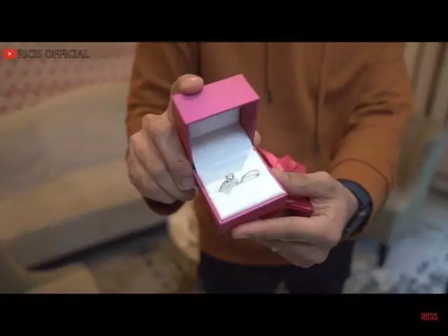 Beda cincin lamaran icis dan lesty dari berbagai sumber