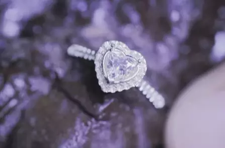 Beda cincin lamaran icis dan lesty dari berbagai sumber