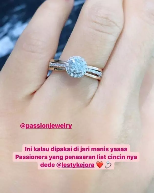 Beda cincin lamaran icis dan lesty dari berbagai sumber