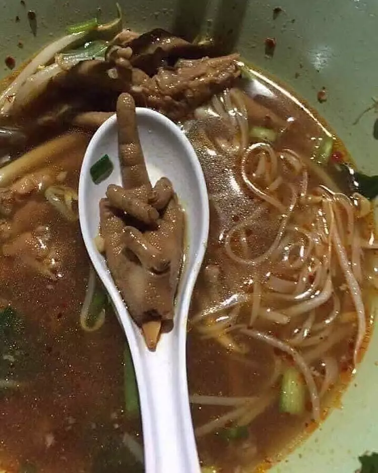 potret absurd makan ayam © 2021 berbagai sumber potret absurd makan ayam © 2021 berbagai sumber