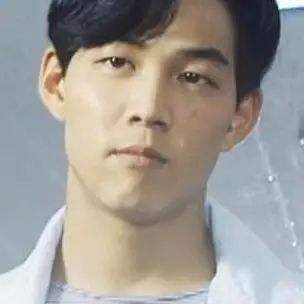 potret masa muda Lee Jung-jae dari berbagai sumber