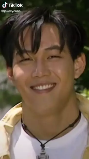 potret masa muda Lee Jung-jae dari berbagai sumber