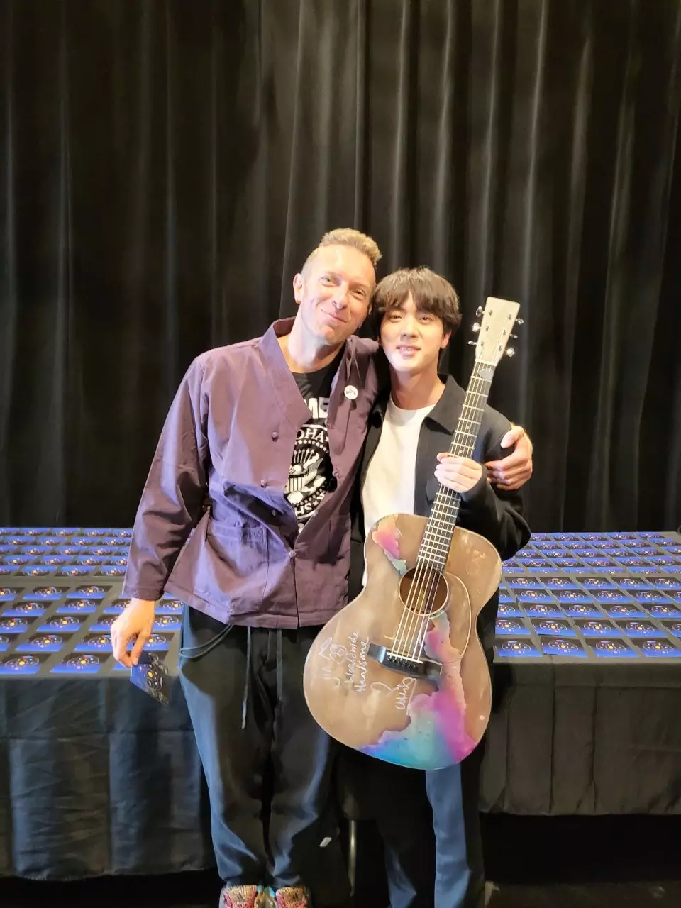 Jin BTS gitar Chris Martin © 2021 berbagai sumber Jin BTS gitar Chris Martin © 2021 berbagai sumber