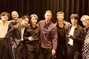 Kolaborasi bareng, Jin BTS dapat gitar kesayangan Chris Martin