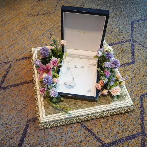 Potret seserahan lamaran seleb dari berbagai sumber