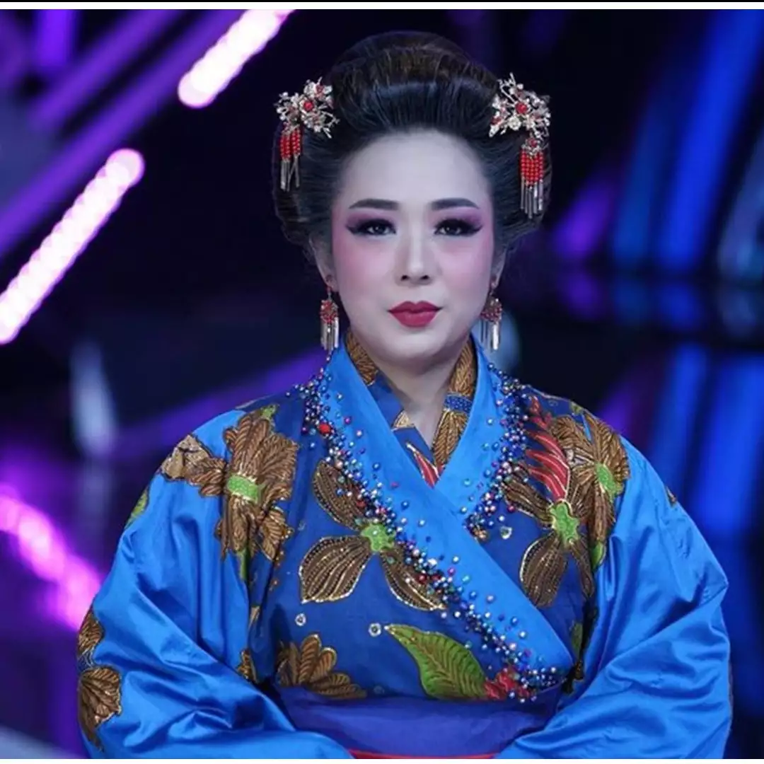 Pesona 7 pedangdut dalam balutan kimono, Soimah disebut mirip geisha