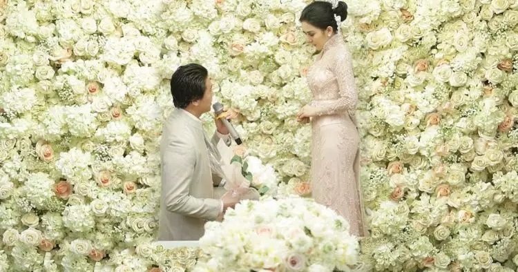 Dekorasi lamaran 15 seleb Instagram © 2021 brilio.net