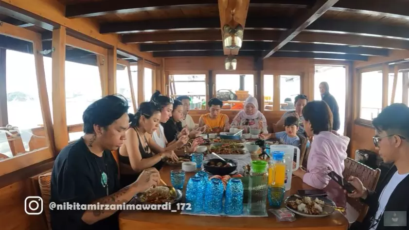 Potret kapal yang disewa 7 seleb di Labuan Bajo © 2021 brilio.net Potret kapal yang disewa 7 seleb di Labuan Bajo © 2021 brilio.net