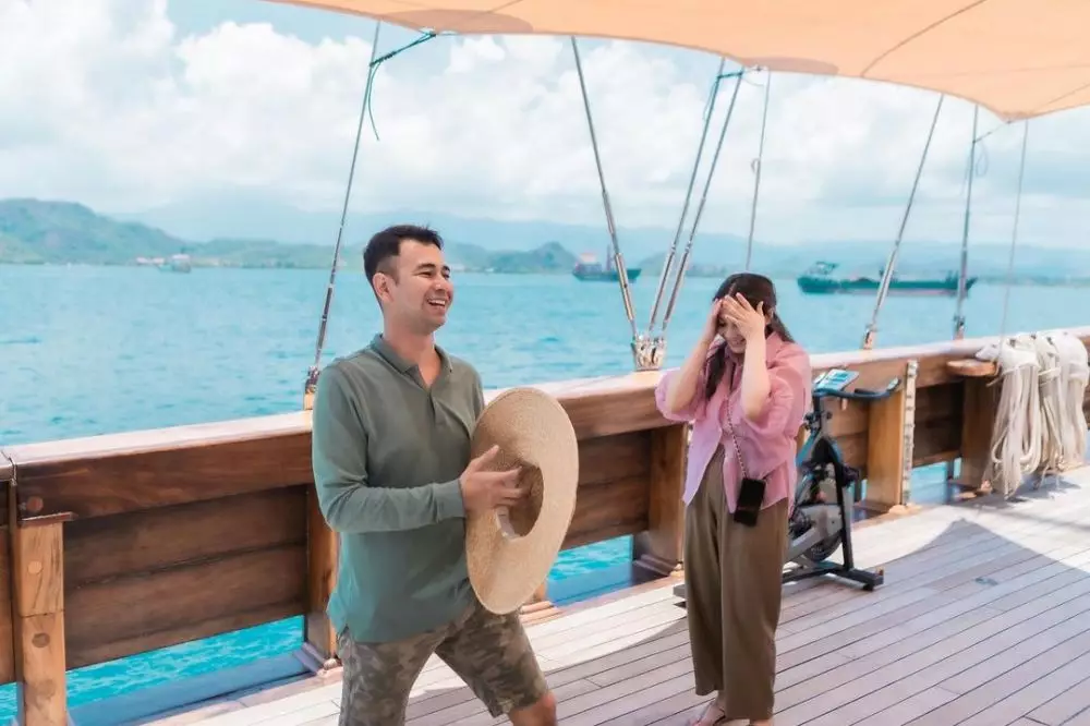 Potret kapal yang disewa 7 seleb di Labuan Bajo © 2021 brilio.net Potret kapal yang disewa 7 seleb di Labuan Bajo © 2021 brilio.net