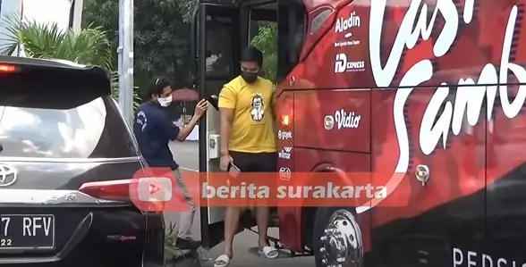 Momen Nadya dampingi Kaesang jajal bus Persis Solo © YouTube