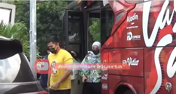 Momen Nadya dampingi Kaesang jajal bus Persis Solo © YouTube
