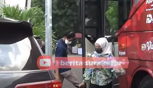 Momen Nadya dampingi Kaesang jajal bus Persis Solo © YouTube