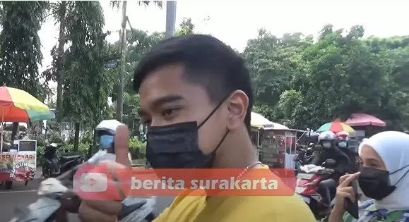 Momen Nadya dampingi Kaesang jajal bus Persis Solo © YouTube