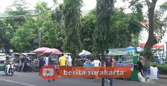 Momen Nadya dampingi Kaesang jajal bus Persis Solo © YouTube