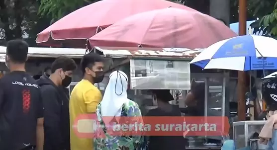 Momen Nadya dampingi Kaesang jajal bus Persis Solo © YouTube