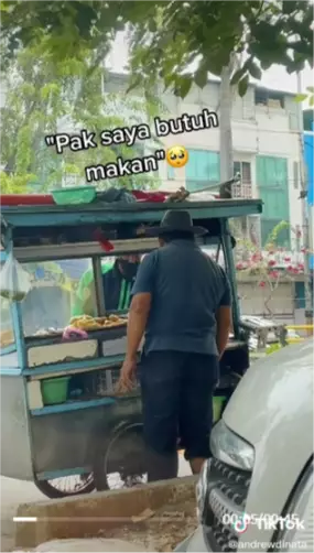 Bantu supir ojol kelaparan, pedagang gorengan terima balasan langsung © TikTok/@andrewdinata Bantu supir ojol kelaparan, pedagang gorengan terima balasan langsung © TikTok/@andrewdinata