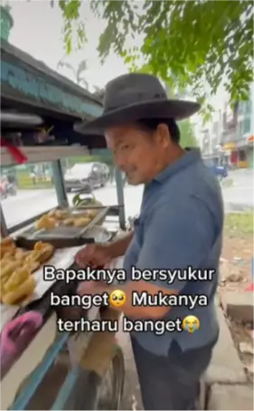 Bantu supir ojol kelaparan, pedagang gorengan terima balasan langsung © TikTok/@andrewdinata Bantu supir ojol kelaparan, pedagang gorengan terima balasan langsung © TikTok/@andrewdinata