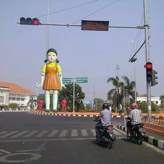 boneka 'Squid Game' di traffic light Semarang © 2021 brilio.net boneka 'Squid Game' di traffic light Semarang © 2021 brilio.net
