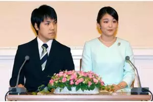 Kei Komuro tunangan Putri Mako tiba di Jepang, gaya rambutnya dikritik