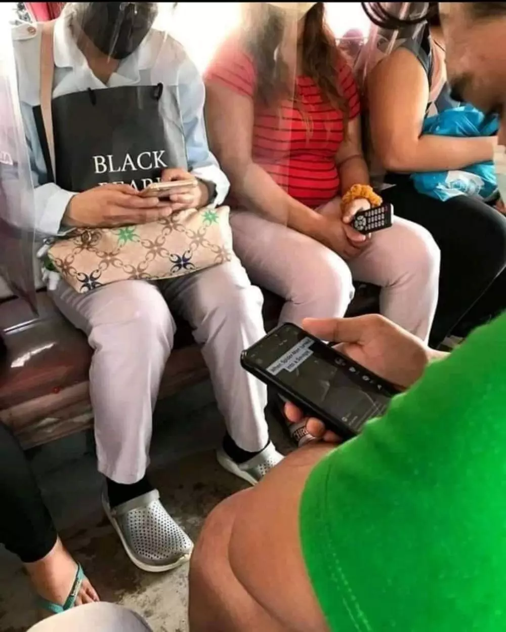 tingkah lucu orang waktu kumpul-kumpul © 2021 instagram.com