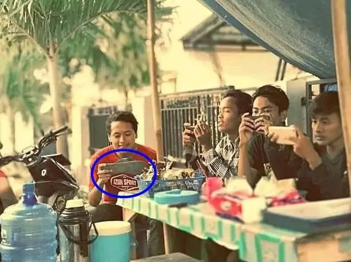 tingkah lucu orang waktu kumpul-kumpul © 2021 instagram.com