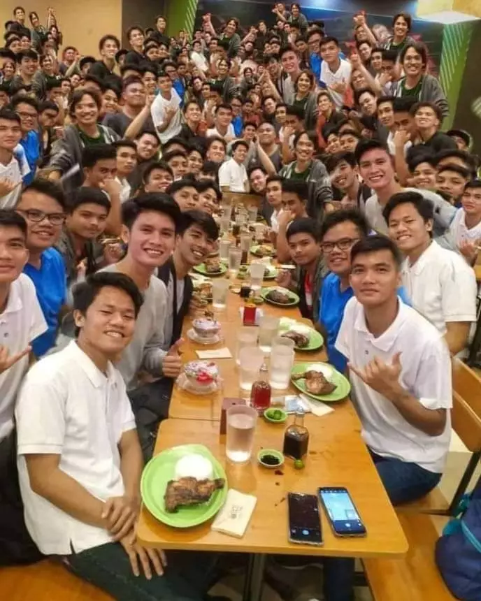 tingkah lucu orang waktu kumpul-kumpul © 2021 instagram.com