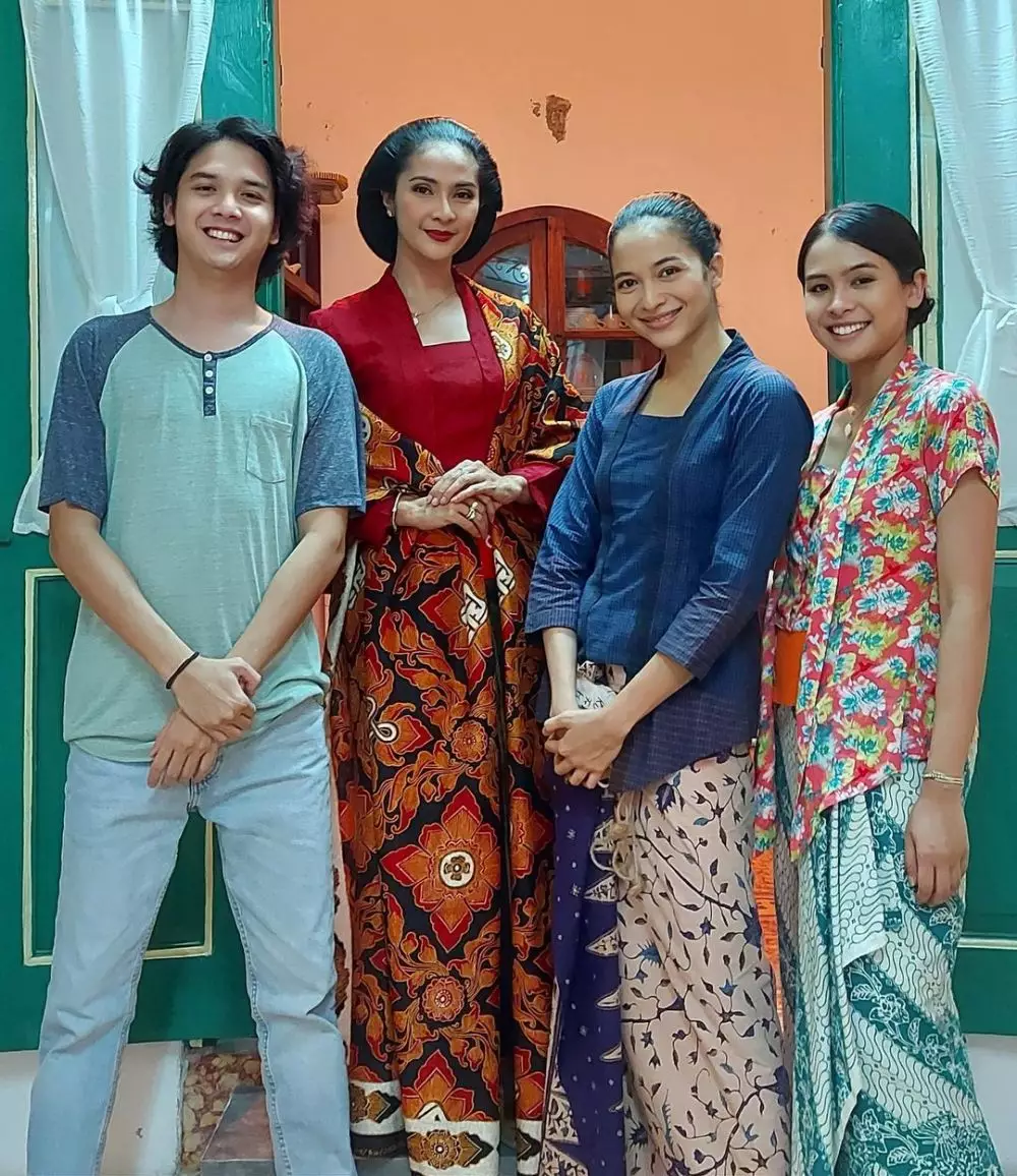 inspirasi kebaya ala Maudy Ayunda dari berbagai sumber